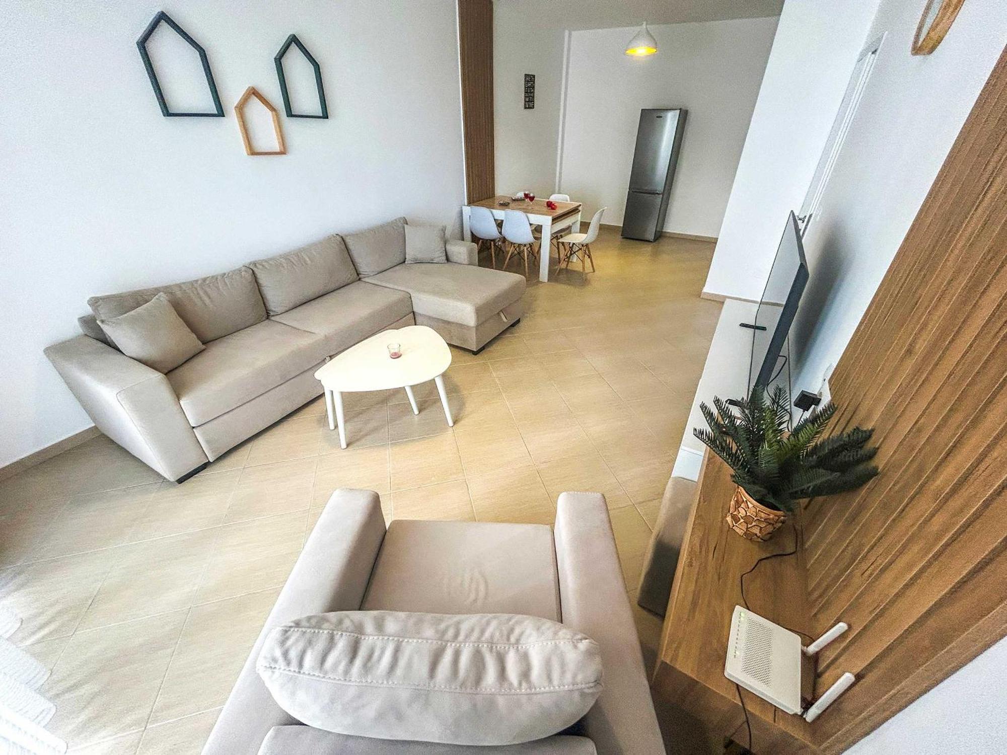 Spacious Living 828 *